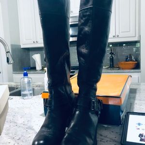 Artura Chaing Leather Knee boots